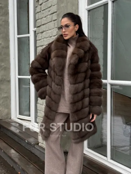 Шуба из меха куницы средней длины цвет темный соболь - фото 9