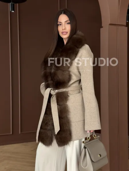 Пальто с отделкой из меха песца - фото 12