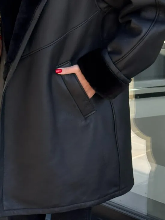 Черная женская дубленка на запах с поясом - фото 1