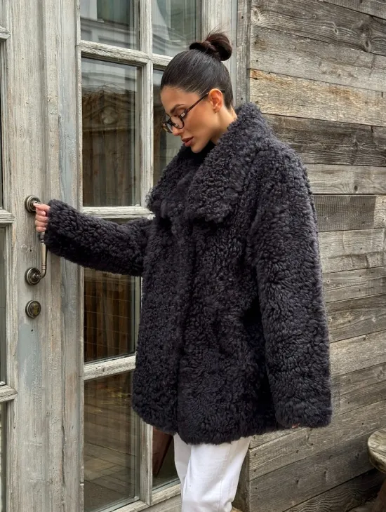 Стильный полушубок из натурального меха тиградо с большим отложным воротником - цвет графит - фото 6