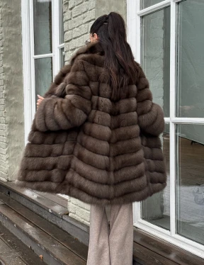 Шуба из меха куницы средней длины цвет темный соболь - фото 5
