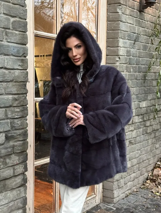 Норковый женский полушубок с капюшоном в графитом цвете - фото 7