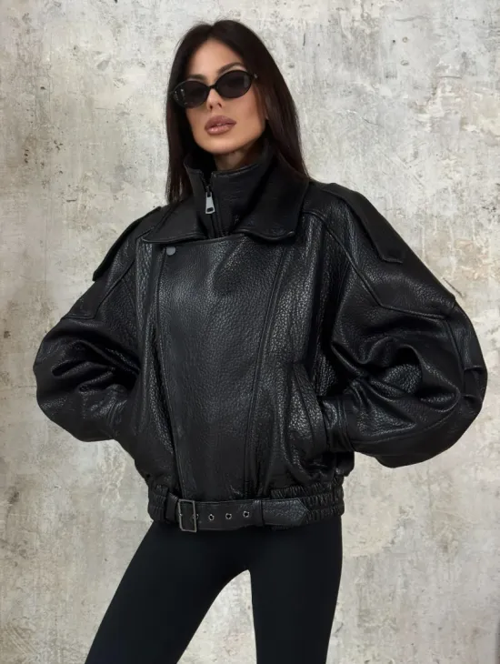 Черная бомбер-курточка «Оверсайз» из кожи Джумбо с двойным воротником и карманами - фото 2
