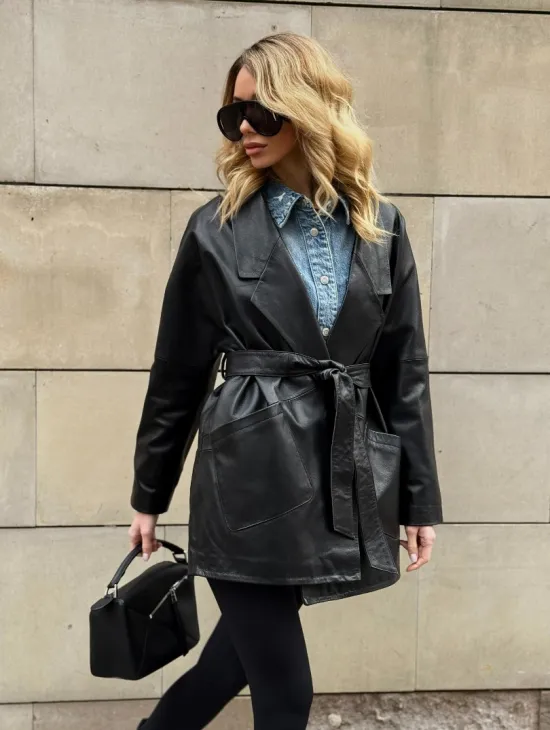Черный короткий тренч из натуральной кожи на запах с поясом - фото 8