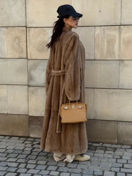 Длинная норковая шуба в цвете пастель с V-образным воротником - фото 6