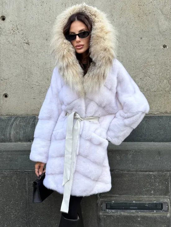 Белая норковая шуба средней длины с капюшоном из рыси - фото 7