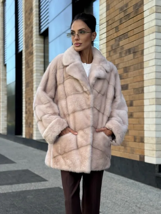 Шуба норковая пудрового цвета с английским воротником - фото 7