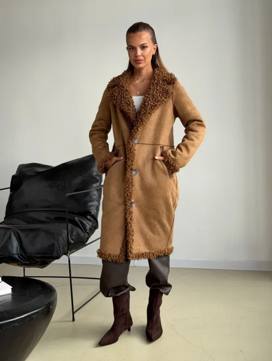 Коричневая двухсторонняя дубленка из экомеха - фото 10