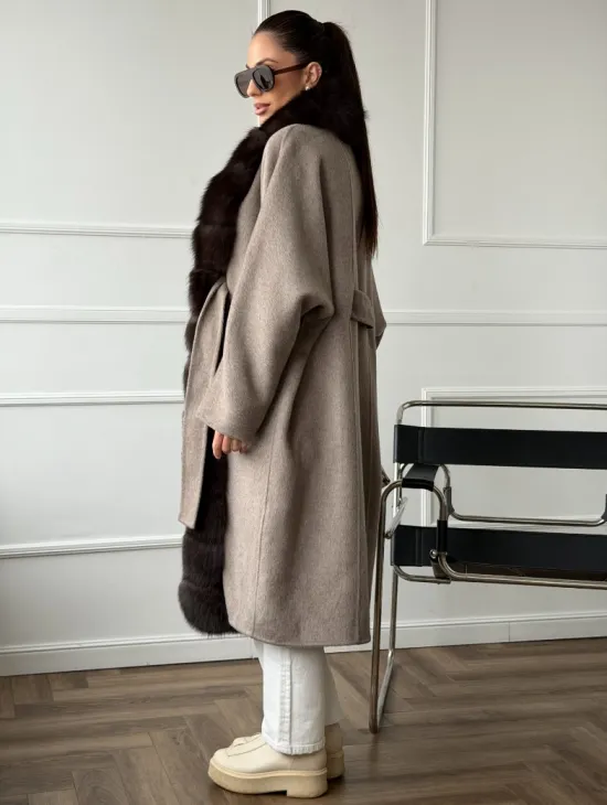 Длинное пальто с мехом финского песца - фото 7