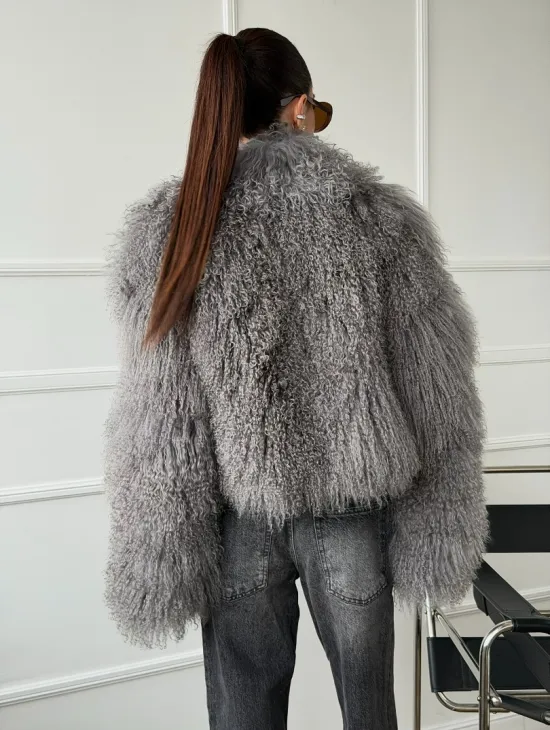 Серая шубка из меха ламы - фото 4