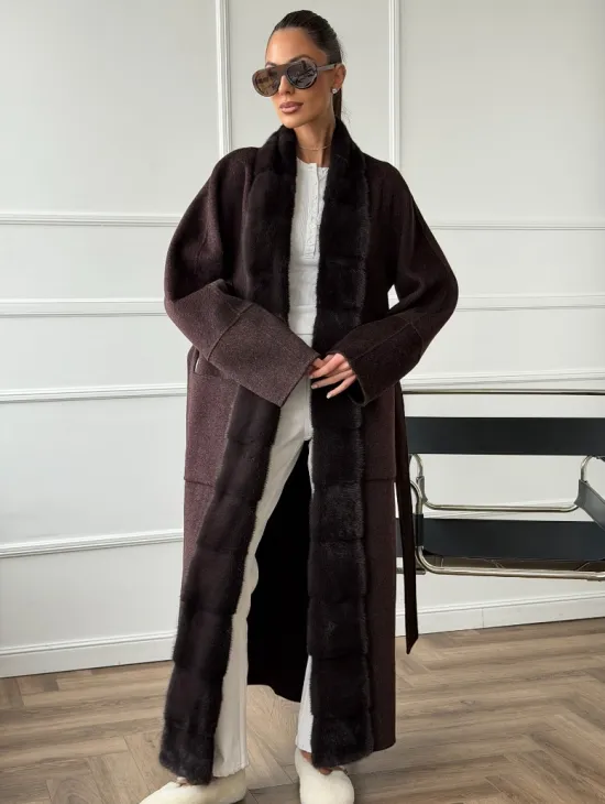 Длинное демисезонное пальто с мехом норки - фото 4