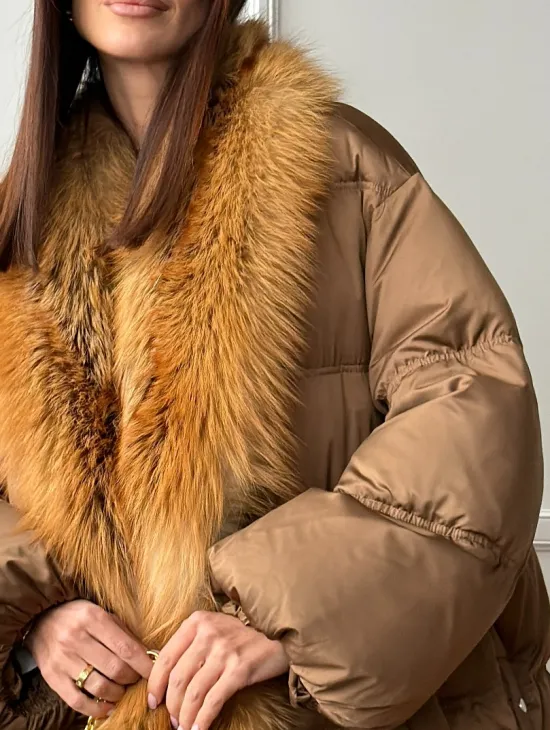 Женский пуховик оверсайз с мехом лисы - фото 1
