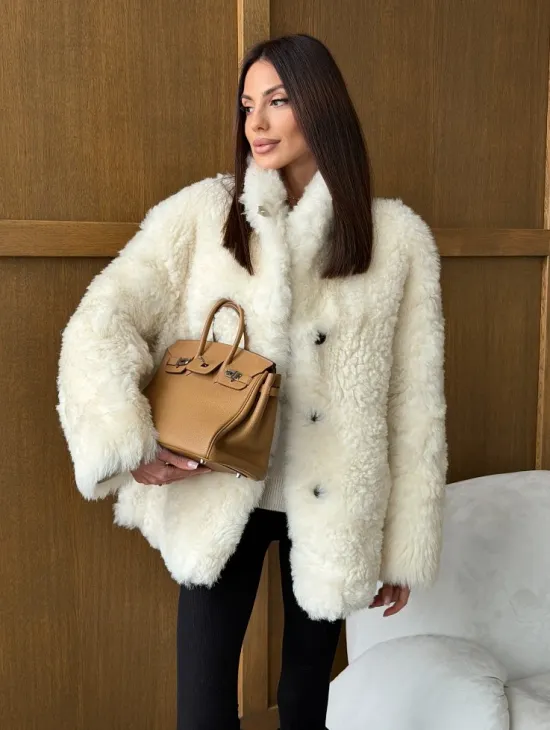 Светлая женская двухсторонняя дубленка - фото 0