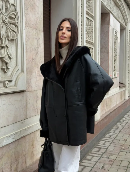 Женская дубленка с капюшоном - фото 11