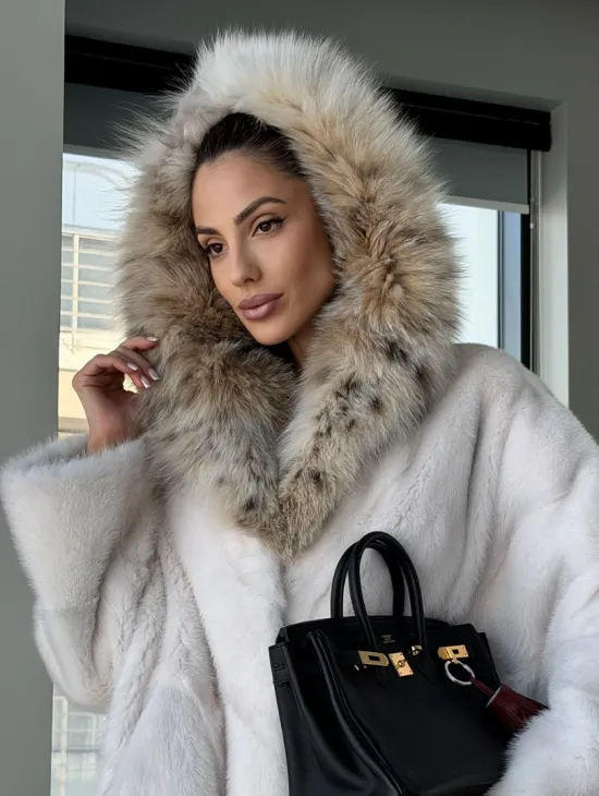 Белое норковое пончо-шуба с капюшоном из рыси - фото 6