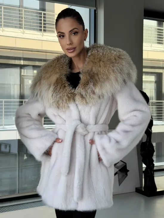 Белая шуба с капюшоном из рыси - фото 7