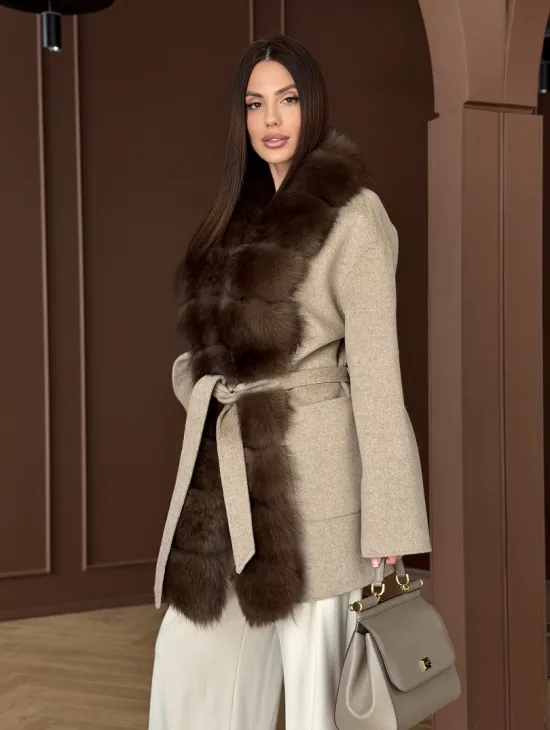 Пальто с отделкой из меха песца - фото 12