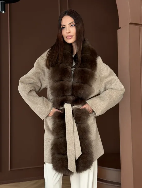 Пальто с отделкой из меха песца - фото 13