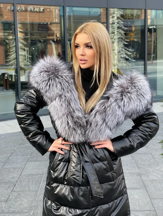 Чёрное пуховое пальто с меховым капюшоном - фото 4