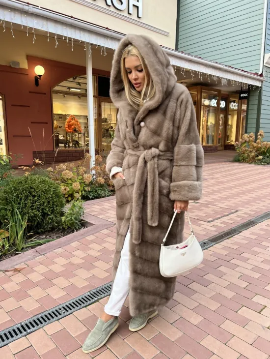 Удлиненная норковая шуба с капюшоном в цвете пастель - фото 2