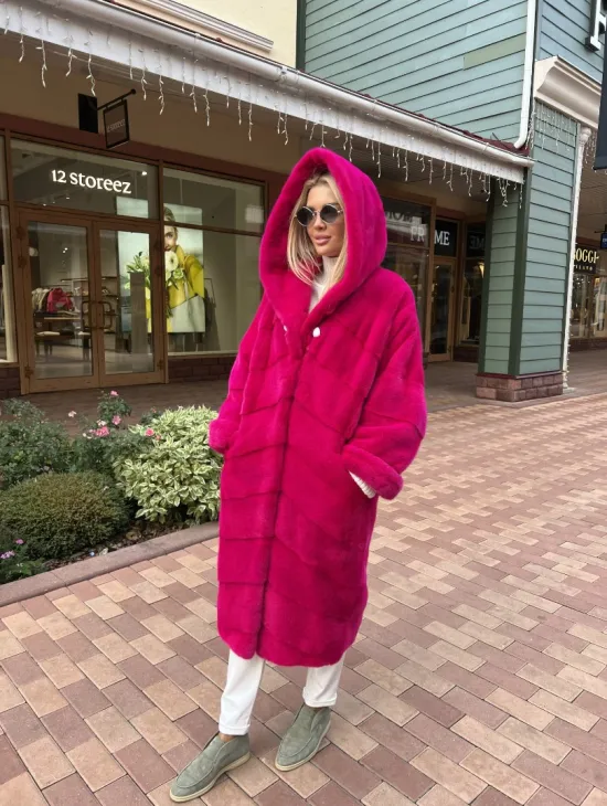 Шуба из скандинавской норки с капюшоном в розовом цвете - фото 3