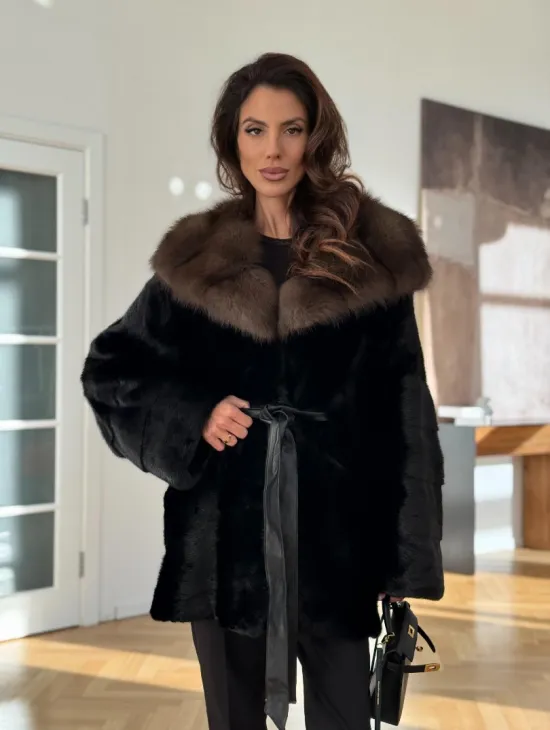 шуба из норки с капюшоном из меха куницы - фото 7