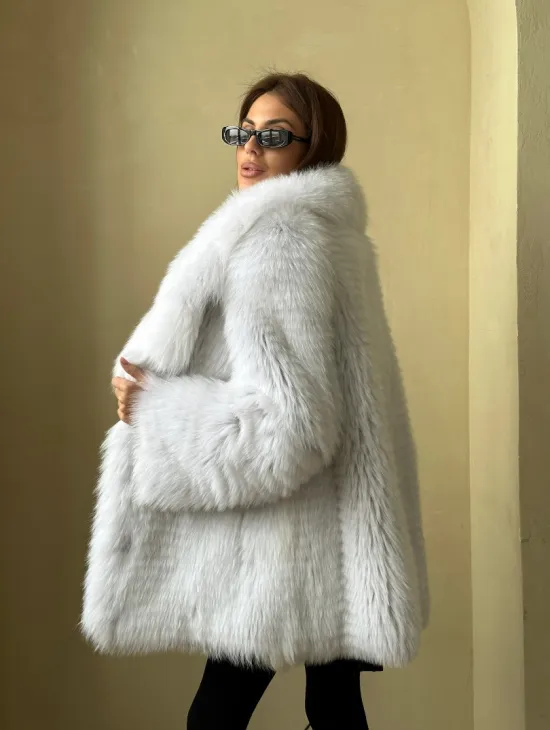 Шуба из меха белой лисы - фото 4